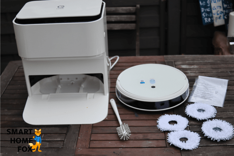 Gesamter Lieferumfang der Yeedi Mop Station liegt